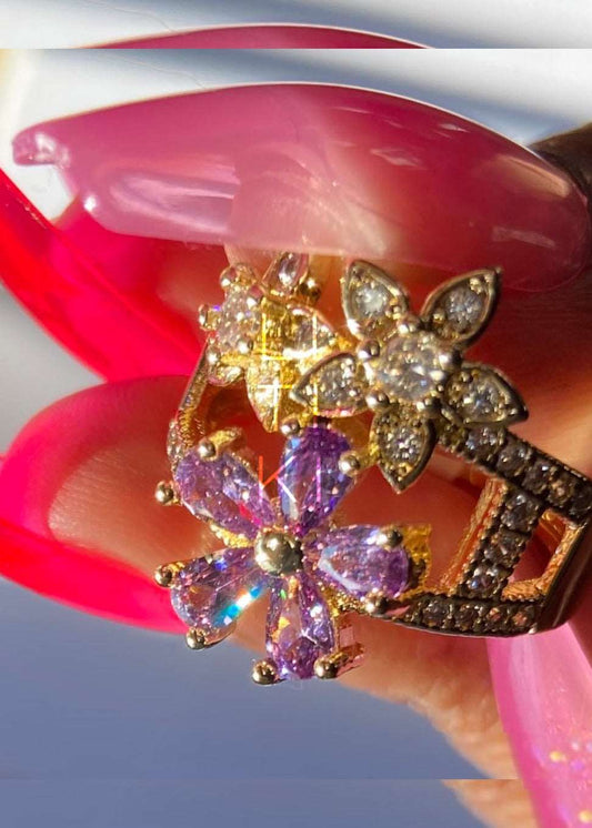 Purple cz ring, purple flower ring, purple diamond ring, purple flower diamond ring, flower ring, gold flower ring, daisy rings, flower rings aesthetic, flower rings art, cute flower rings, gold flower rings jewelry, flower girl rings, flower rings handmade, cz rings, litiki rings, litiki.co, litiki, litiki jewelry, flower rings decor